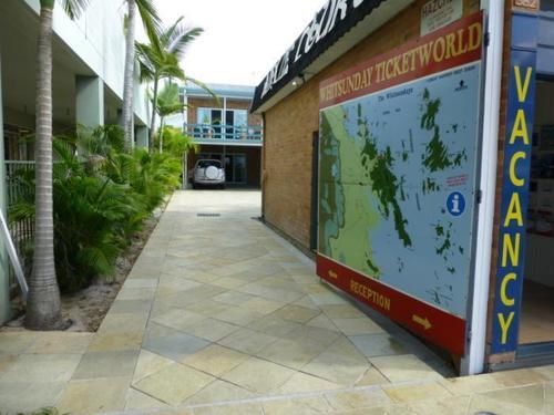 Airlie Court Units Aparthotel Airlie Beach Bagian luar foto